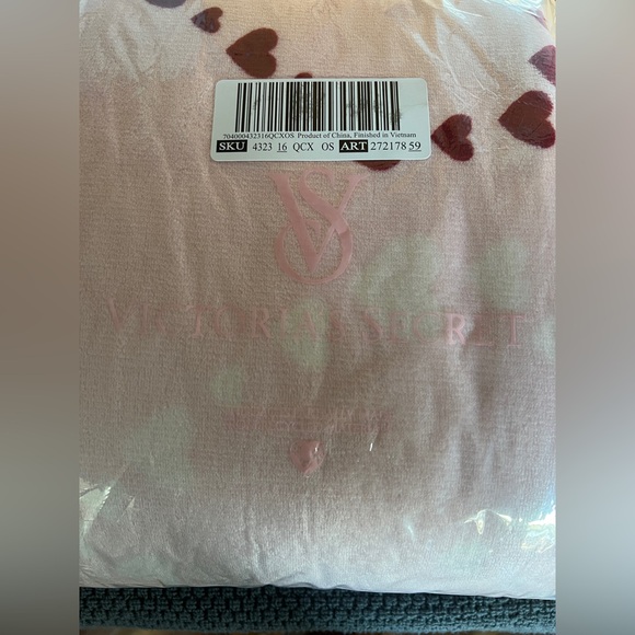 Victoria's Secret Heart Patterned Blanket in Pink and Red - Picture 3 of 4